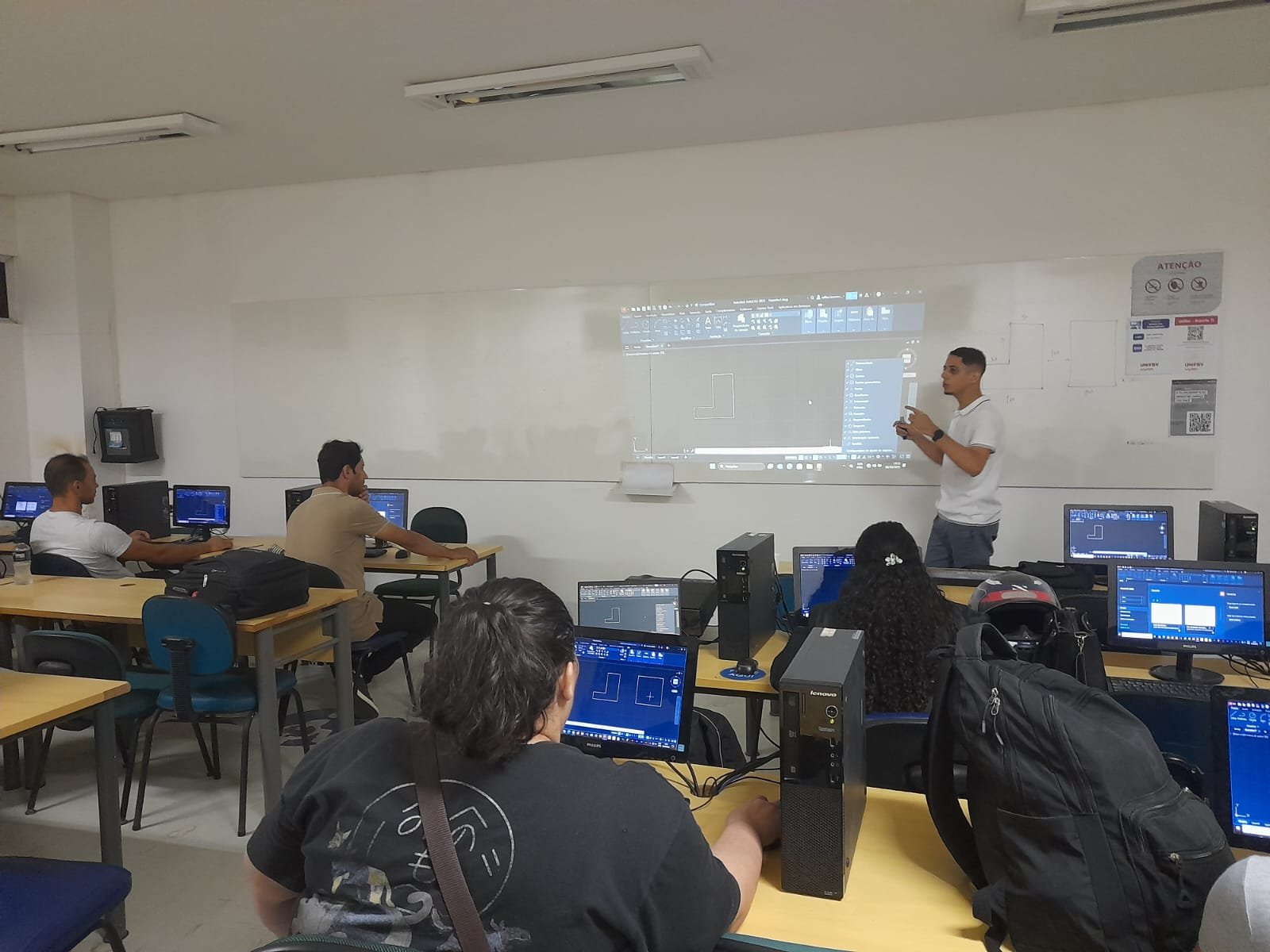 Treinamento prático em laboratório de informática com alunos.