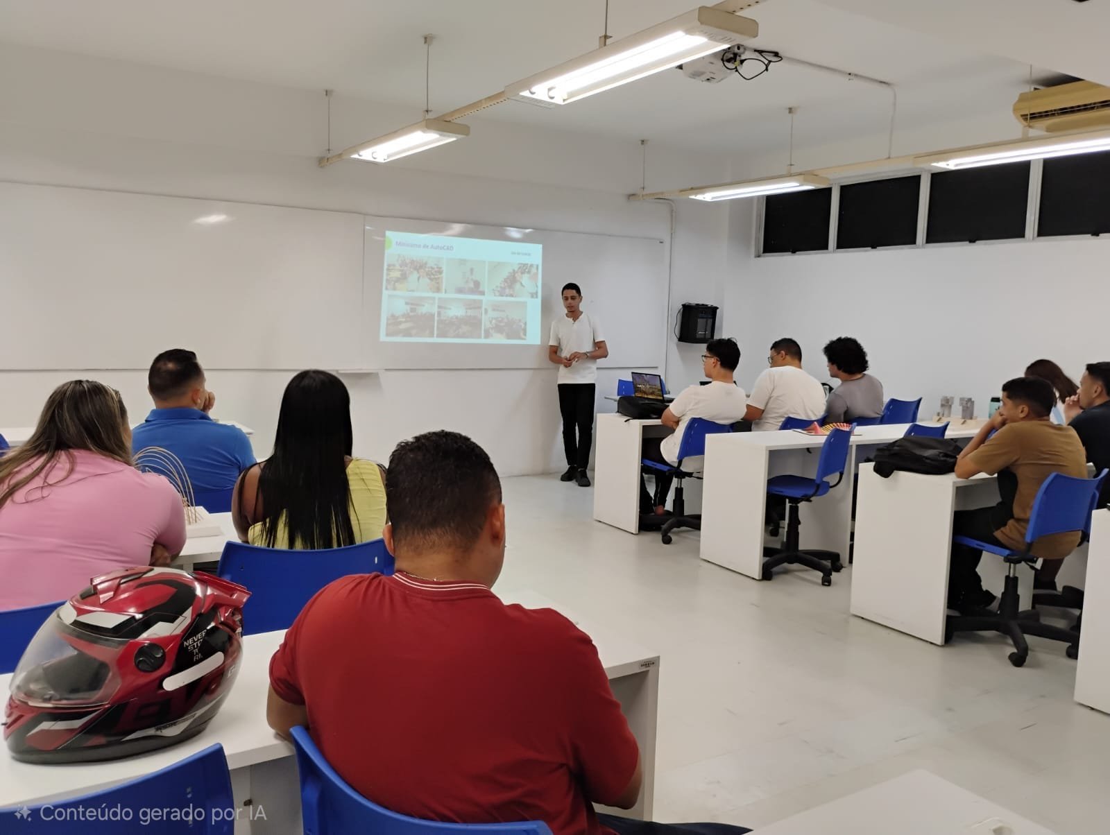 Treinamento técnico em sala de aula com equipe participante.